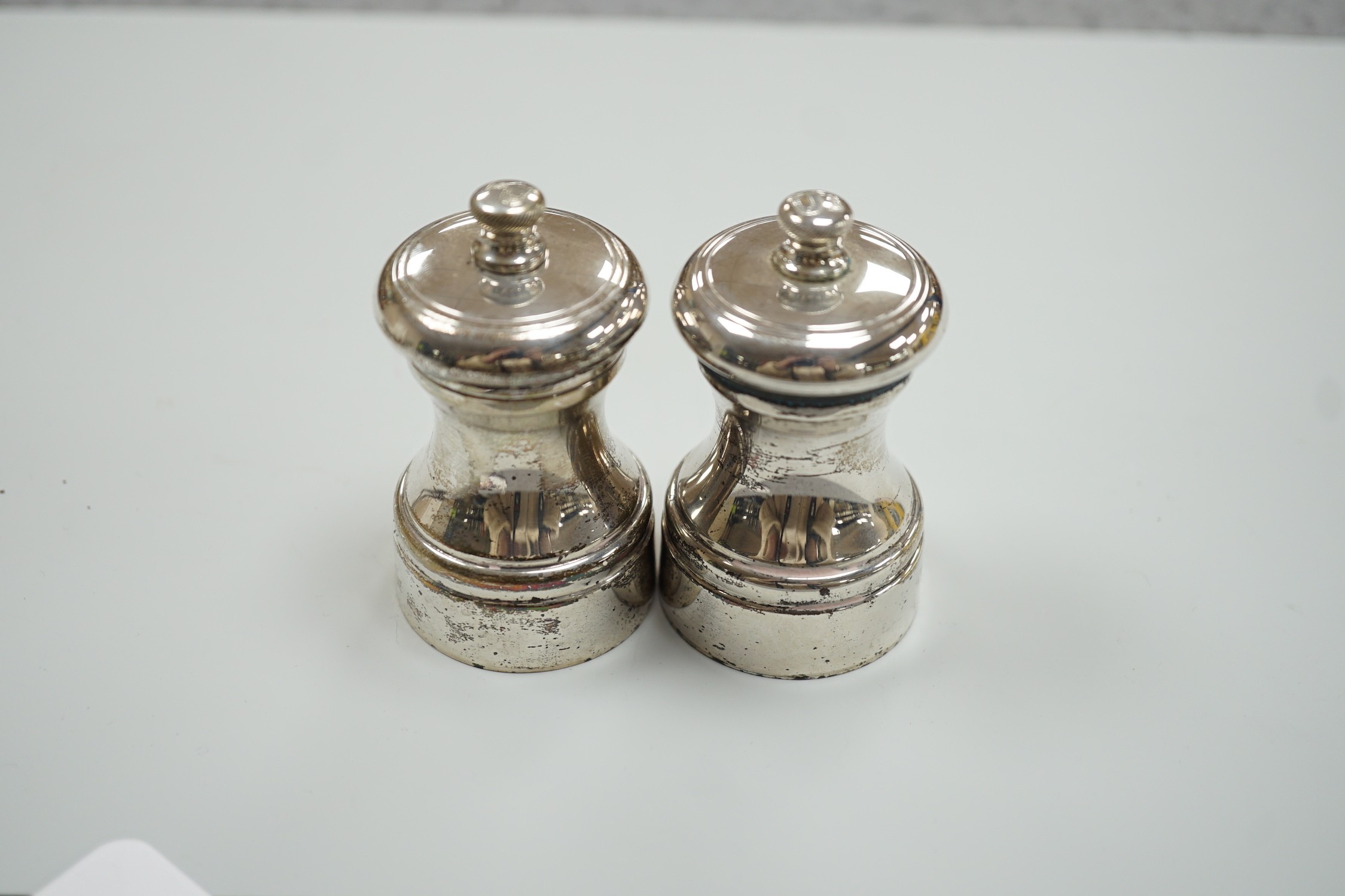 A modern pair of silver salt and pepper mills, Garrard & Co, London, 1984, 76mm.